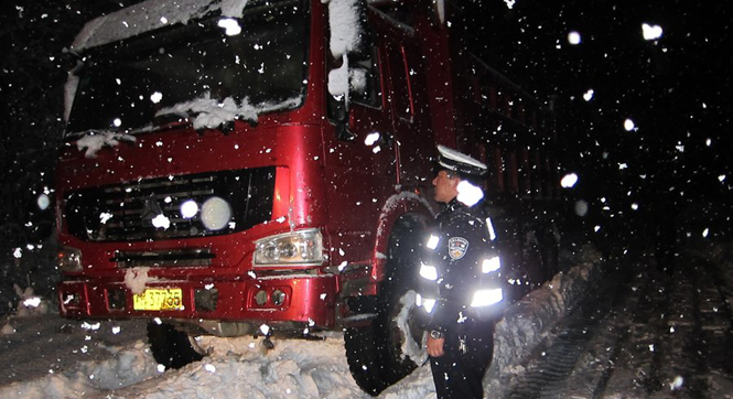 黑龙江大兴安岭呼中区遭受强降雪影响 当地全力抢修