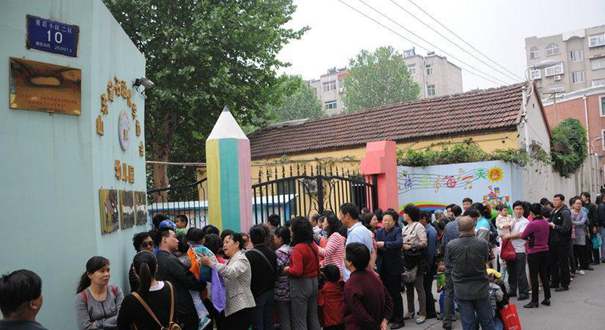 济南一小区幼儿园招生 家长排队抢&ldquo;名额&rdquo;