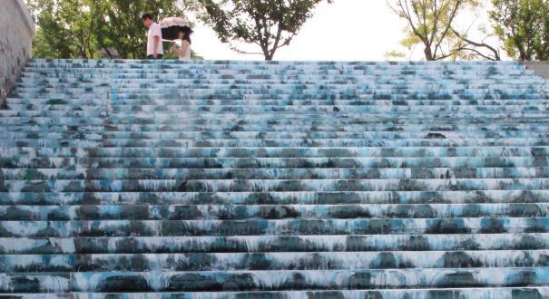 西安街头现3D立体画 逼真&ldquo;悬崖瀑布&rdquo;引围观