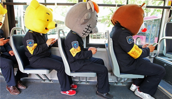 公交司机搞笑模仿低头族 倡议放下手机多陪家人