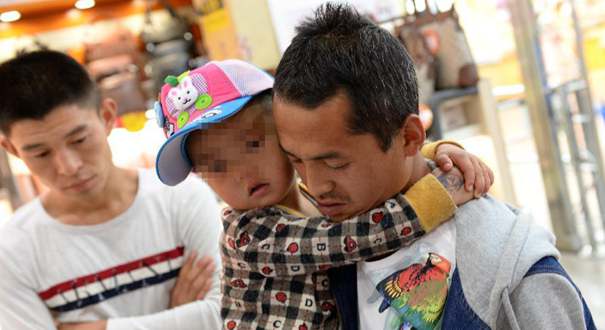 陕西"殴打扫地小男孩"男子已被刑拘 受伤儿童无生命危险