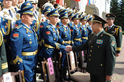 范长龙看望参加俄罗斯纪念卫国战争胜利70周年庆典的我军阅兵方队官兵