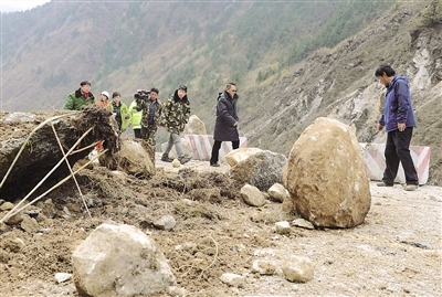 央视新闻工作者深入抗震救灾一线:用镜头凝聚力量