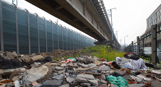 杭州宁杭高铁桥下惊现"千米垃圾带"