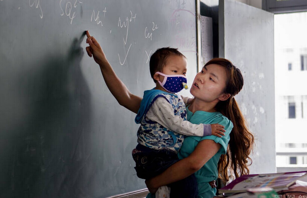 湖南一高中女教师抱患白血病儿子上课