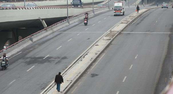 长春一人行道设在路中间 人来车往存隐患