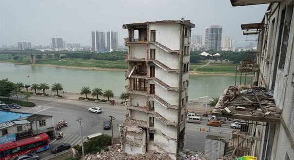 拆迁残楼成流浪汉&ldquo;乐园&rdquo; 负责人:将强拆