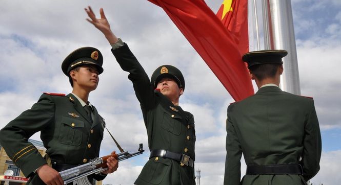 黑龙江漠河北极村国旗班亮相 图钉扎脖子练军姿