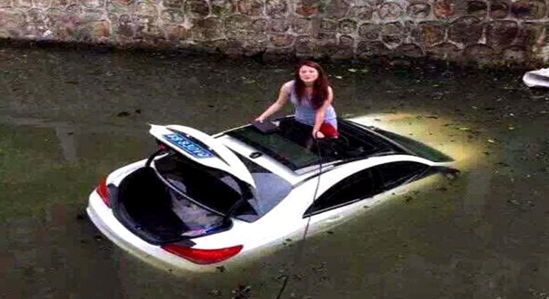 江苏无锡一奔驰车冲进河道 女司机爬窗逃生