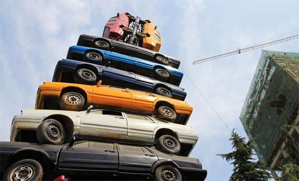 郑州街头惊现&ldquo;汽车塔&rdquo; 12辆五彩汽车叠罗汉