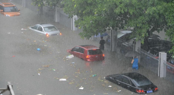 福州突降暴雨 市区&ldquo;水漫金山&rdquo;