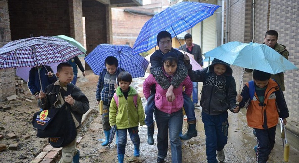 &ldquo;板凳男孩&rdquo;求学路