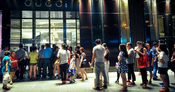 成都奢侈品变&ldquo;白菜价&rdquo; 市民连夜排队抢购