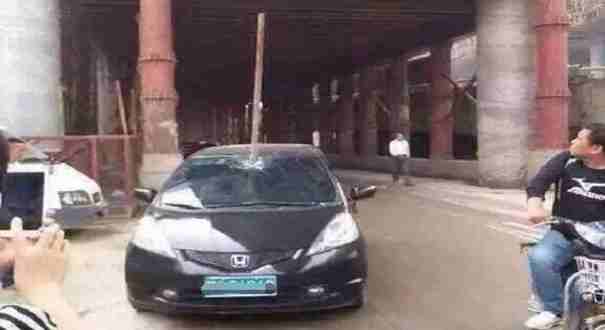 &ldquo;天降&rdquo;钢管砸穿轿车 司机有惊无险