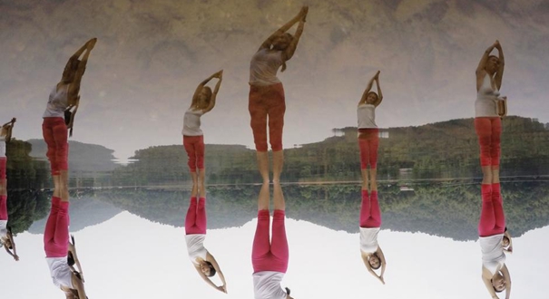 长沙瑜伽达人上演水上瑜伽 秀优美身段