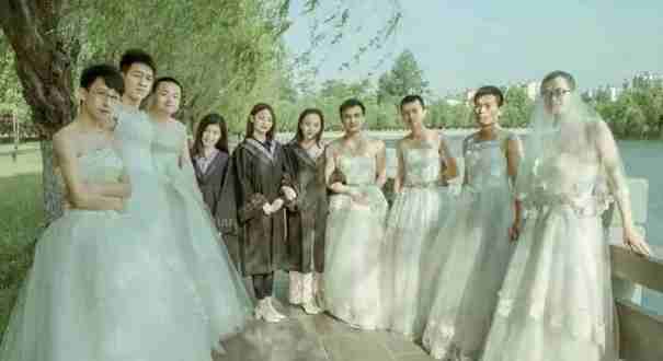 河南商丘男生集体穿婚纱 留特别毕业回忆