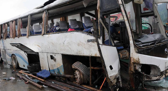 湖南新宁县境内旅游大巴侧翻事故已致7人遇难 40余人受伤