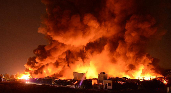 江苏丹阳一企业发生火灾