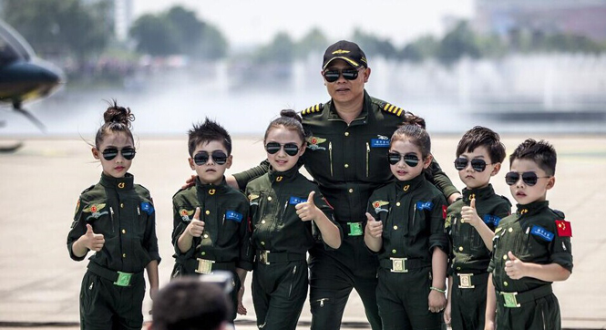 &ldquo;娃娃飞行员&rdquo;亮相航展 游客：帅呆酷毙