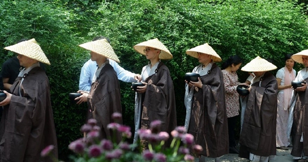 杭州六百余僧人托钵行脚 一路慈善募捐