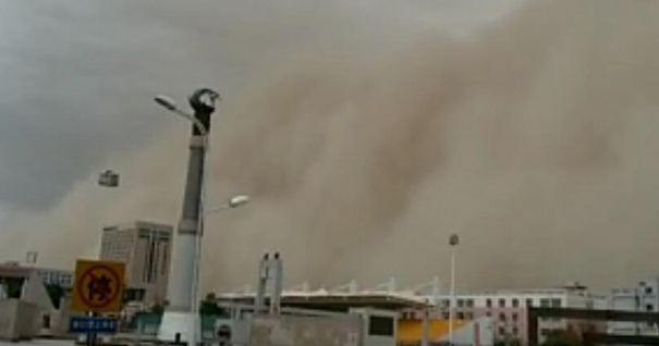 青海格尔木境内8级大风引发沙尘暴