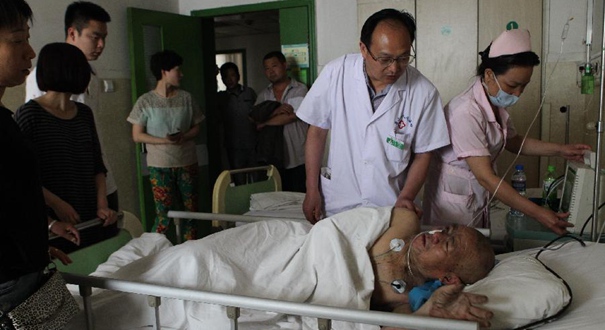 河南鲁山老年公寓火灾伤者接受救治