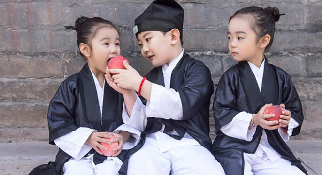 北京三萌娃扮&ldquo;小道士&rdquo;萌化网友