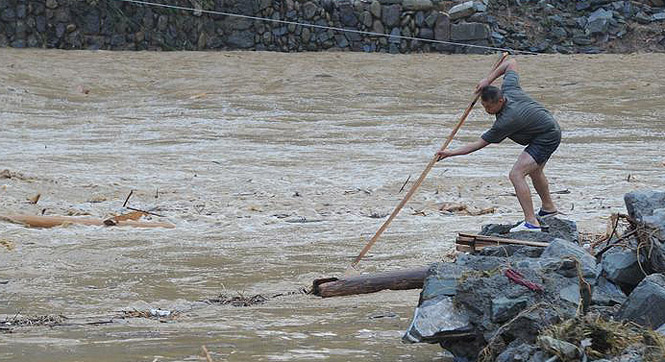 贵州雷山遭遇暴雨袭击 村民在洪水中淡定捞鱼