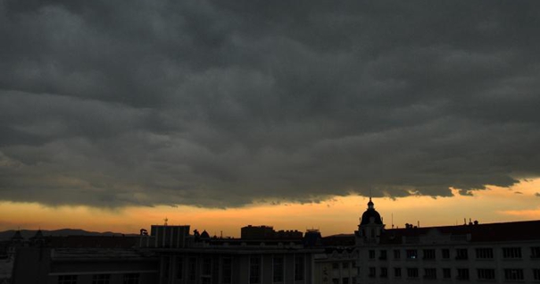 内蒙古牙克石黑云压城 现&ldquo;一线天&rdquo;