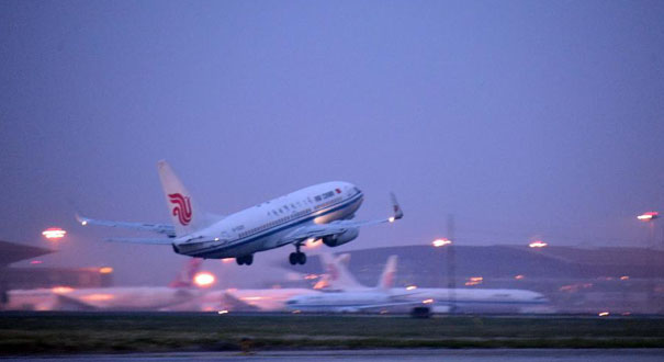 首都机场中跑道大修提前顺利完成