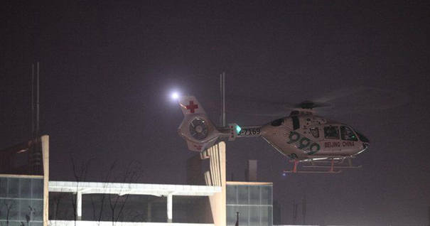 山东滨州校园突降直升机 千余群众围观