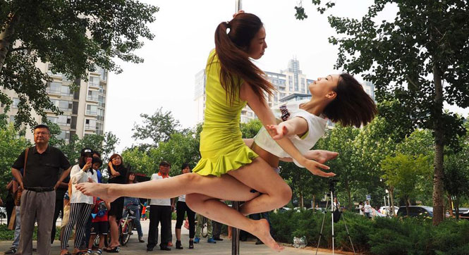 钢管舞培训班学员北京街头热舞 好奇观众跃跃欲试