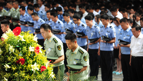 广西玉林：万人送别消防英雄杨科璋