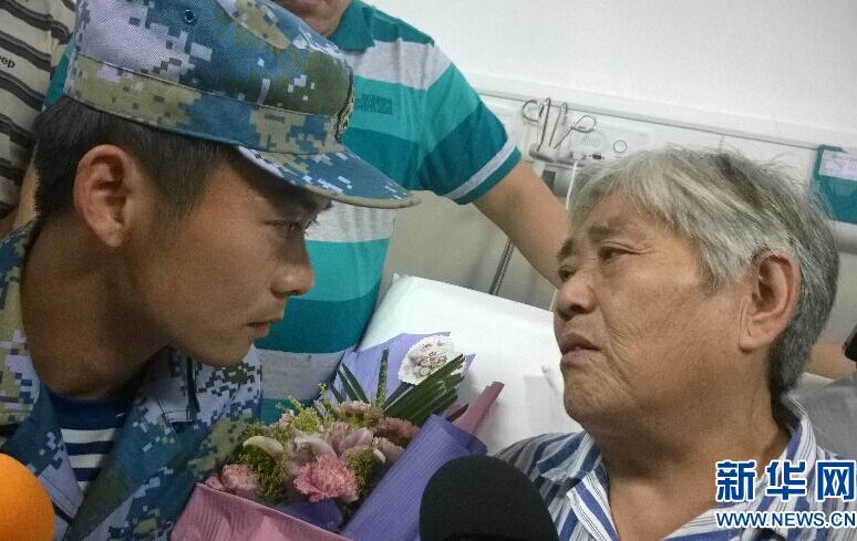 潜水员官东看望&ldquo;长江之星&rdquo;客轮幸存者