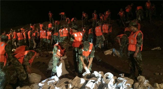 &ldquo;东方之星&rdquo;船体倾斜 武警连夜装沙袋调平