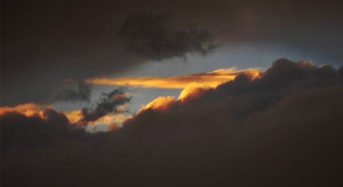 青海玉树现&ldquo;一线天&rdquo;景观