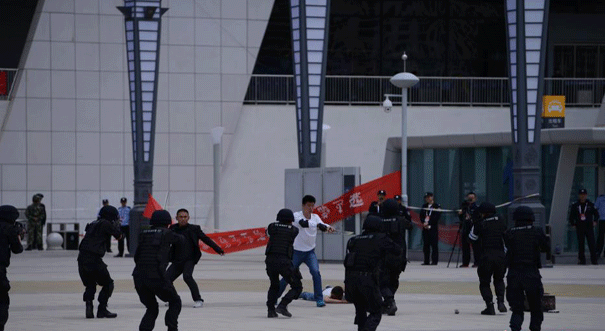 青海举行&ldquo;高原砺剑一2015&rdquo;反恐应急合成演练