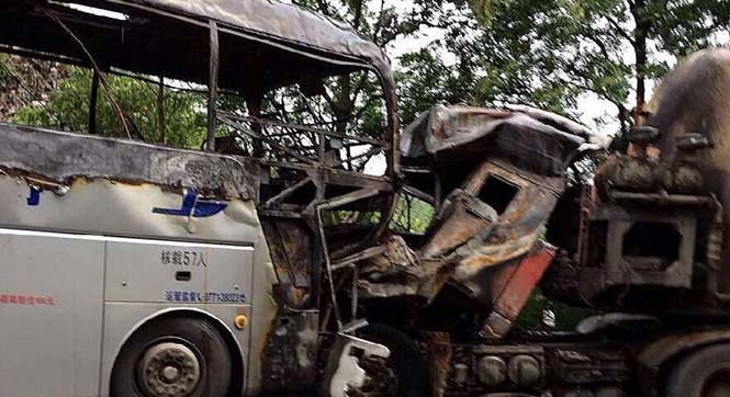 广西恭城大客车与水泥罐车相撞 造成4死9伤