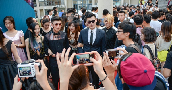 南京一学校举行毕业典礼 场面堪比戛纳