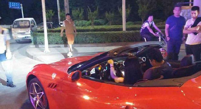 一男一女驾法拉利飙车袭警：家有十几辆随便扣