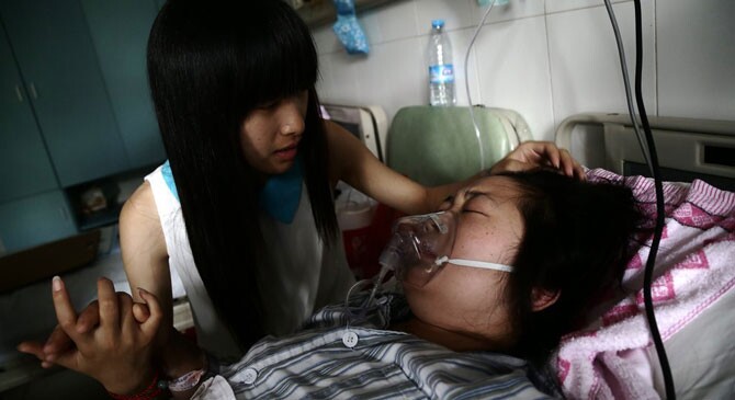 19岁女孩辍学打工供弟读书 突发重病坚强求生