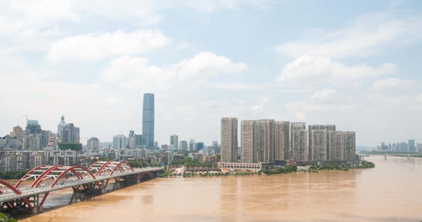 鸟瞰广西柳州洪灾现场 江河与警戒水位相差不足半米