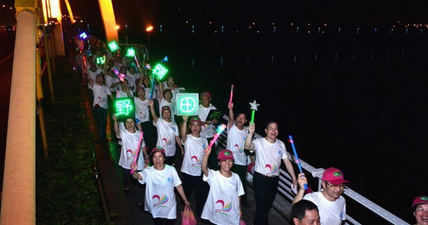 浙江金华举行&ldquo;千人荧光夜走&rdquo;活动