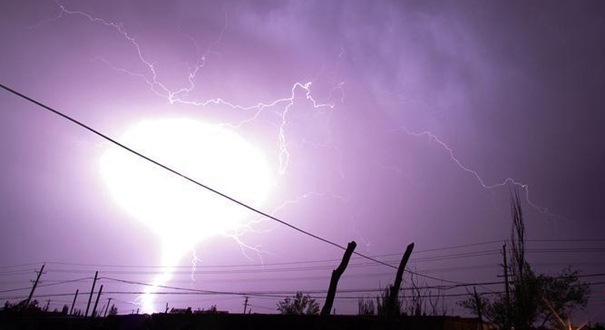 新疆阿克蘇雷雨後現蘑菇狀閃電