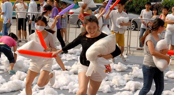 南寧一商場端午節上演枕頭大戰