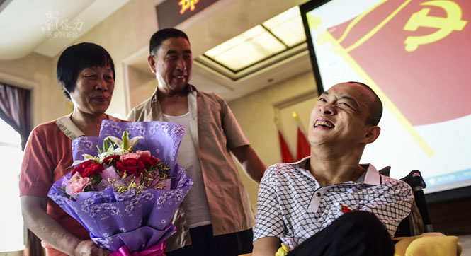 济南残障青年成功入党 用脚写作20余万字