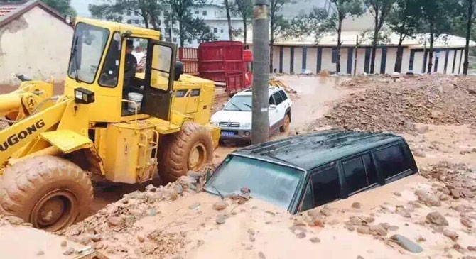 甘肃肃南突降暴雨引发山洪泥石流 18户民房被毁
