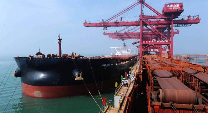 世界最大矿石船首次靠泊我国港口