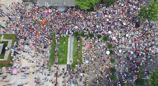 南京小升初考试 上千名家长送考场面震撼