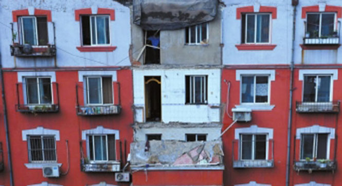 辽宁一回迁楼两层阳台坠落